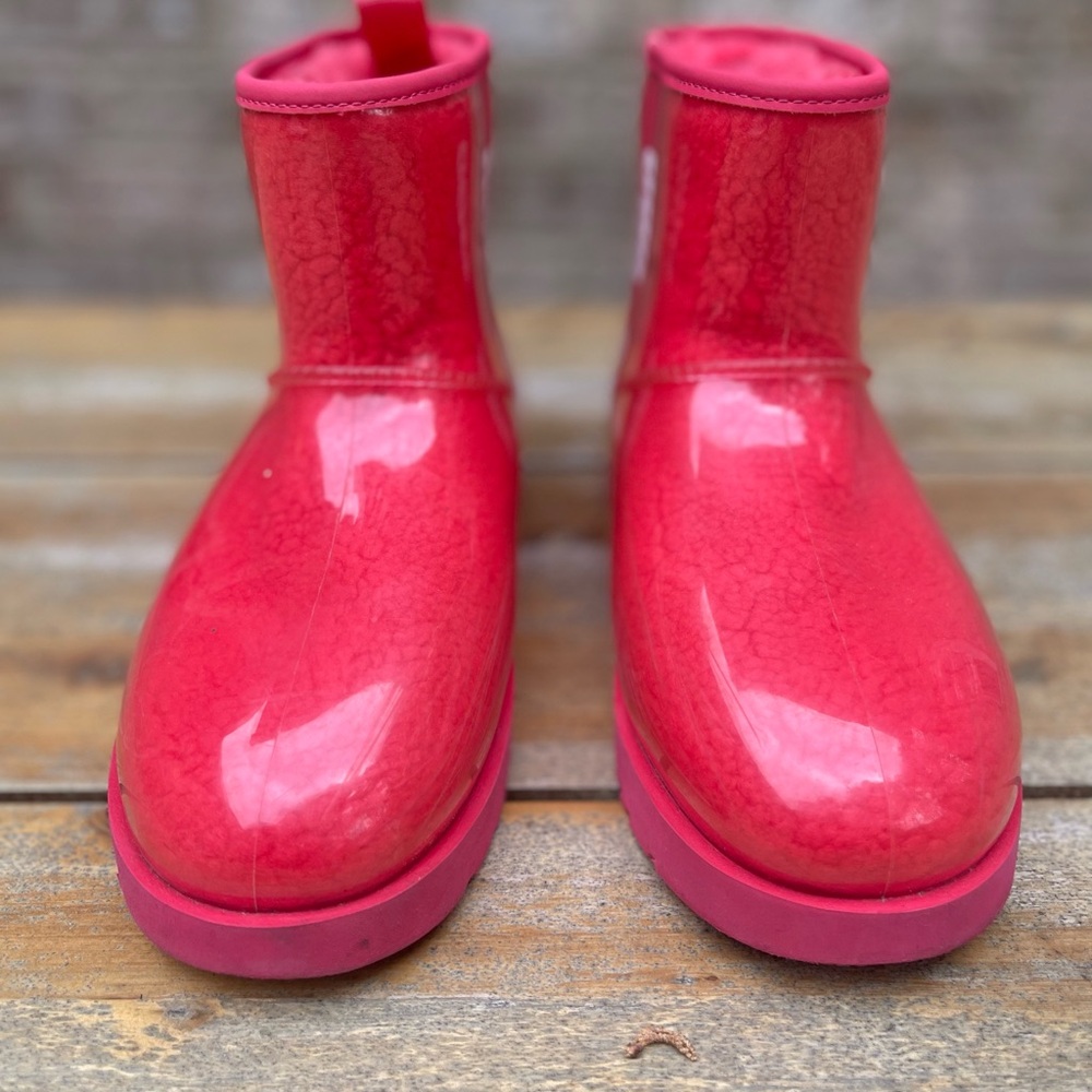 UGG Women's Classic Mini Crystal Ankle Boot

✅ Size 9

✅ Preown condition